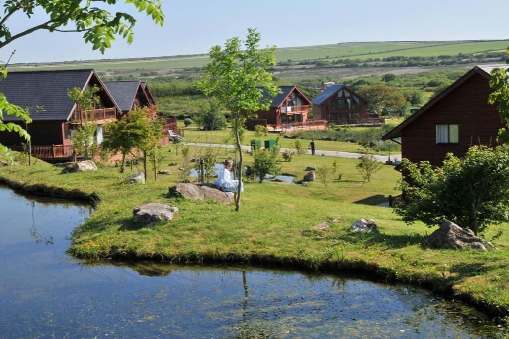 Skylark Sleeps 8 Private Hot Tub & Dogs Welcome Nr Padstow, Resort Pool Bar & Watersports St Columb Major Eksteriør billede