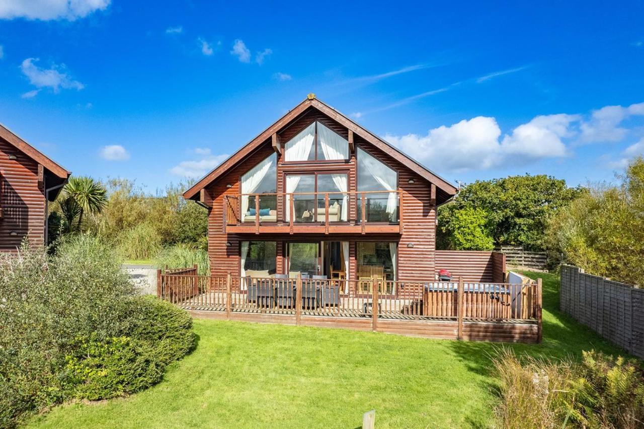 Skylark Sleeps 8 Private Hot Tub & Dogs Welcome Nr Padstow, Resort Pool Bar & Watersports St Columb Major Eksteriør billede