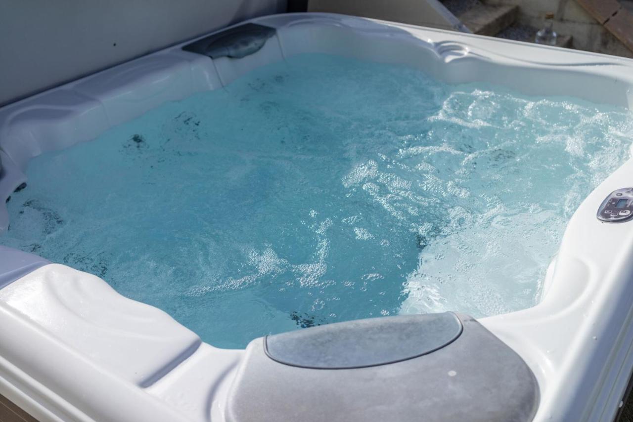 Skylark Sleeps 8 Private Hot Tub & Dogs Welcome Nr Padstow, Resort Pool Bar & Watersports St Columb Major Eksteriør billede